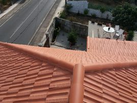 tejado con tejas rojas