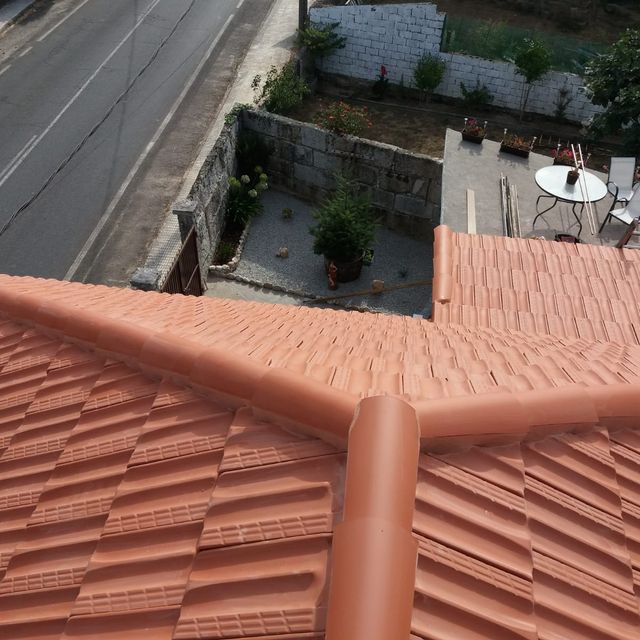 tejado con tejas rojas
